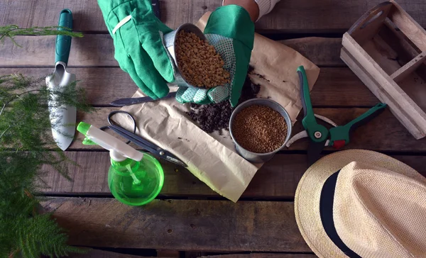 Giardiniere che fa lavoro di giardinaggio — Foto Stock