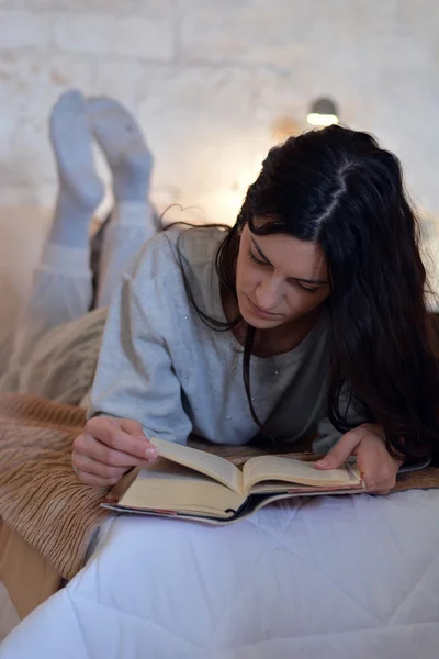 ベッドで本を読む女 — ストック写真