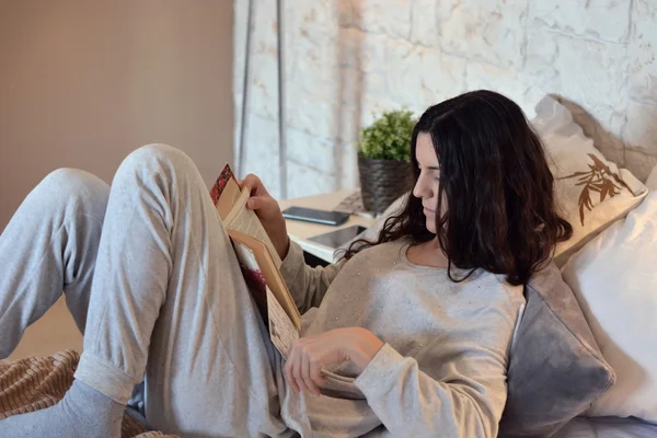 Donna che legge un libro a letto — Foto Stock
