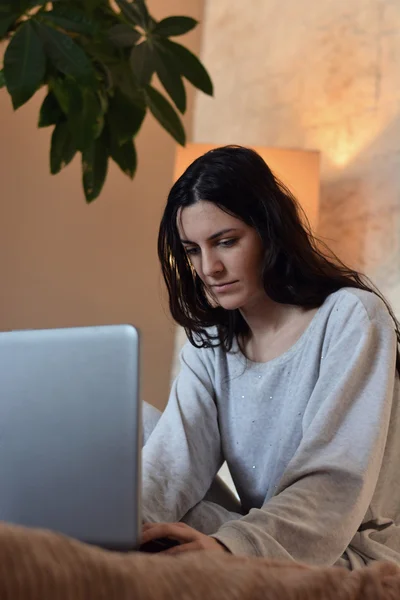 Žena čte knihu v posteli — Stock fotografie