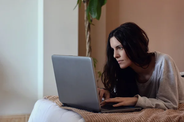 Woman reading a book in bed — Stock Photo, Image