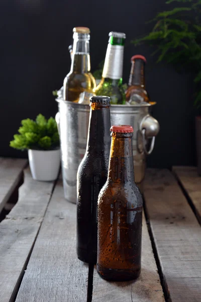 Cervejas diferentes em uma mesa de madeira . — Fotografia de Stock