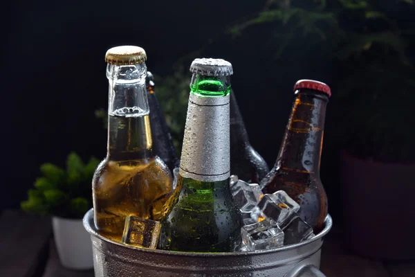 Cervezas diferentes en una mesa de madera . —  Fotos de Stock