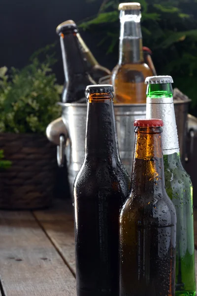 Cervejas diferentes em uma mesa de madeira . — Fotografia de Stock