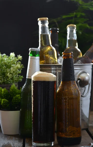 Cervejas diferentes em uma mesa de madeira . — Fotografia de Stock