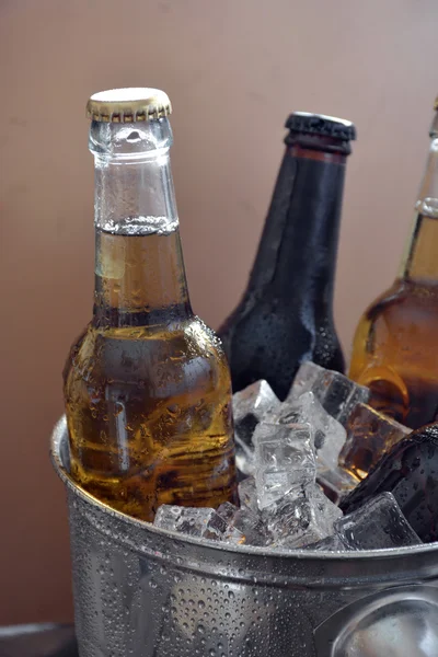 Cervejas diferentes em uma mesa de madeira . — Fotografia de Stock