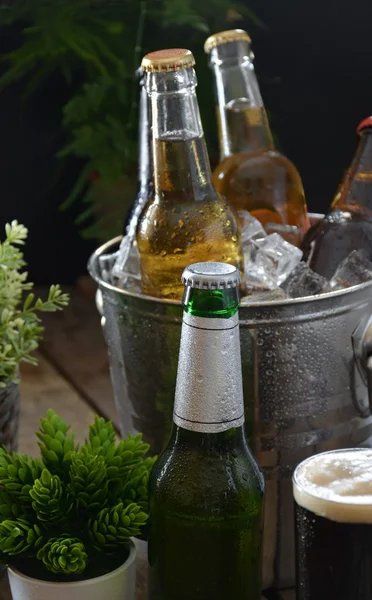 Cervejas diferentes em uma mesa de madeira . — Fotografia de Stock