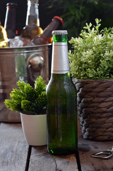 Различные сорта пива на деревянном столе . — стоковое фото