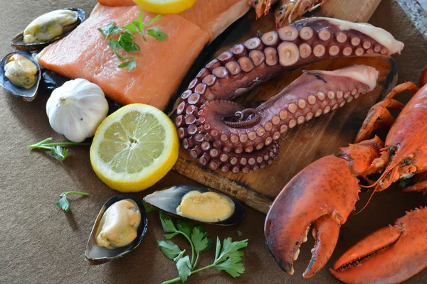 Muitos tipos de peixes na mesa . — Fotografia de Stock