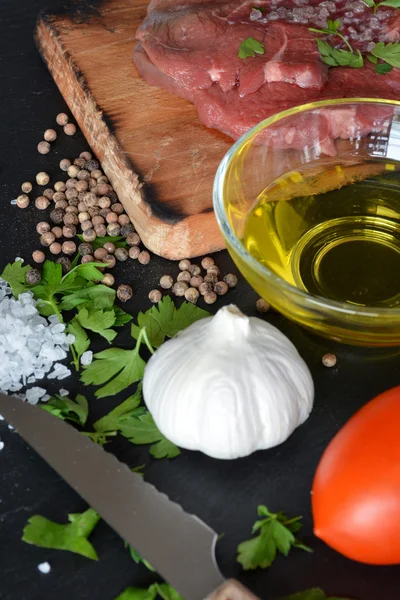 Plato con carne cruda — Foto de Stock