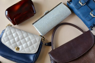 Kadın tamamlar, oluşan çanta, makyaj, güneş gözlüğü