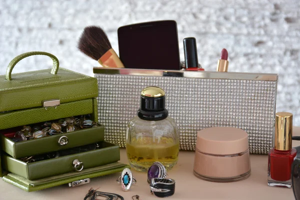 Het vormt een aanvulling op de vrouw, samengesteld uit handtassen, make-up, zonnebril — Stockfoto