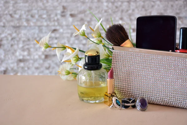 Het vormt een aanvulling op de vrouw, samengesteld uit handtassen, make-up, zonnebril — Stockfoto