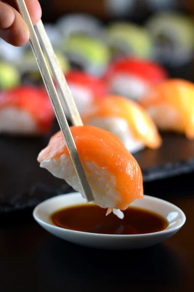 Tallerken med forskjellige typer sushi , – stockfoto