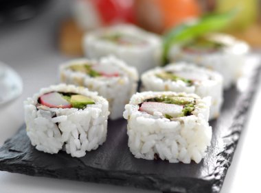suşi türleri ile çanak,
