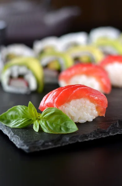 Блюдо с различными видами суши , — стоковое фото