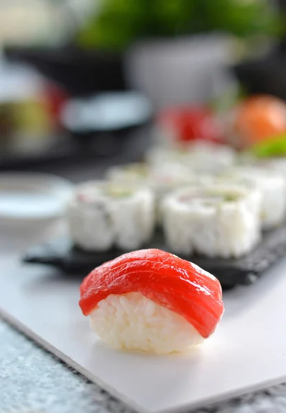 Különböző típusú sushi tál, — Stock Fotó