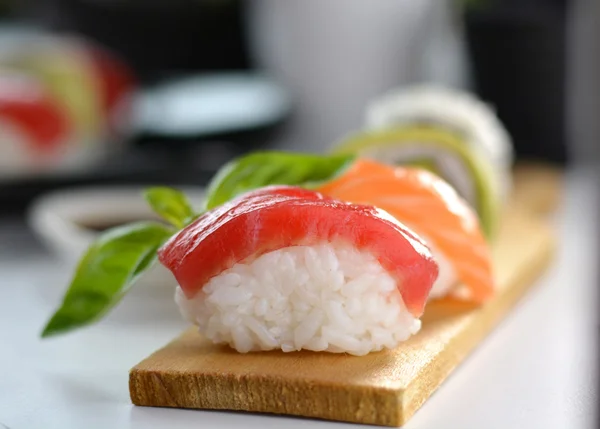 Schotel met verschillende soorten sushi, — Stockfoto