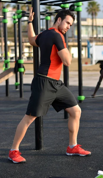 Atleta practicando ejercicios de calistenia —  Fotos de Stock