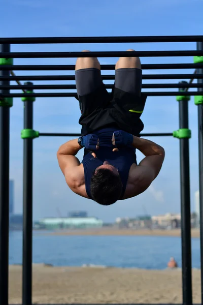 Atleet beoefenen oefeningen van gymnastiek — Stockfoto