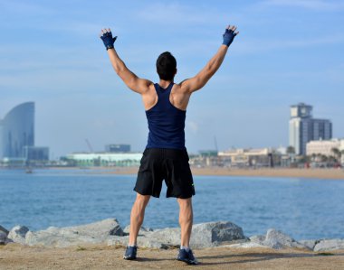 Atlet açık havada kas germe pratik