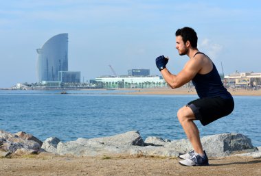 Atlet açık havada kas germe pratik