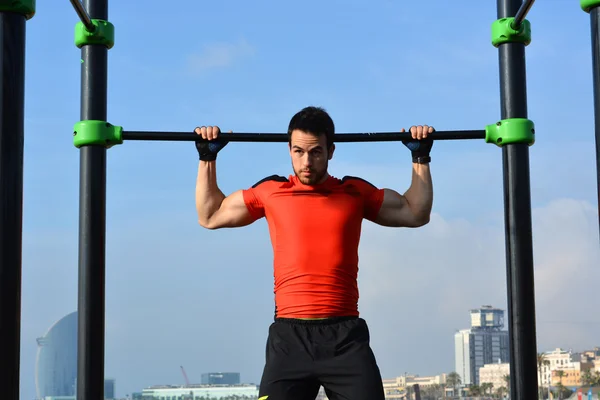 Atleta practicando ejercicios de calistenia —  Fotos de Stock