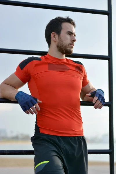 Atleta practicando ejercicios de calistenia —  Fotos de Stock