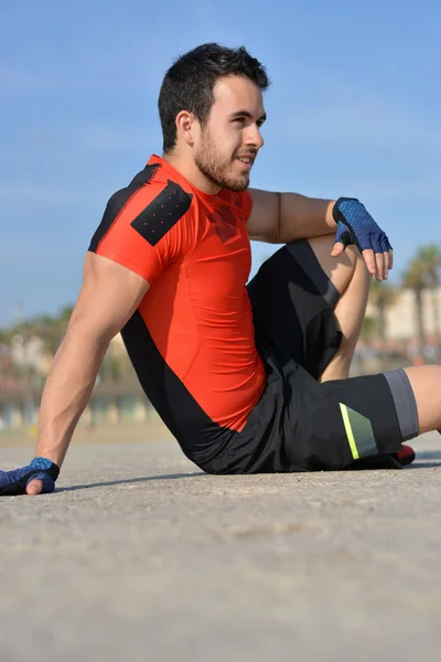 Sportler praktiziert Calisthenics-Übungen — Stockfoto