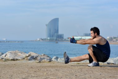 Atlet açık havada kas germe pratik 