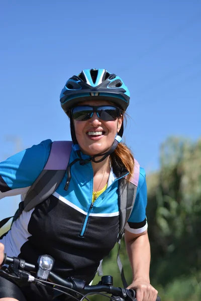 Mujer feliz montando bicicleta de montaña —  Fotos de Stock