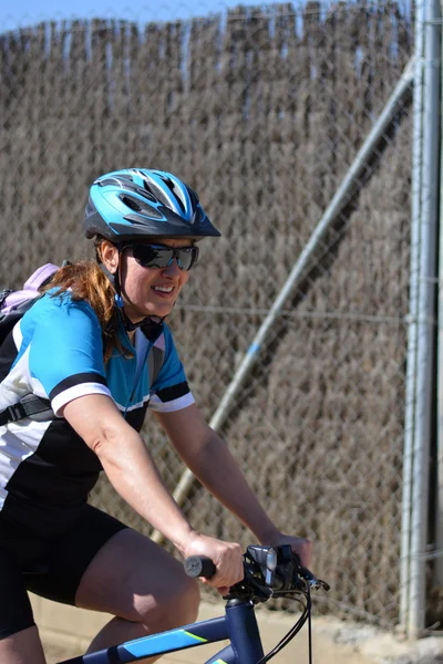 Mujer feliz montando bicicleta de montaña —  Fotos de Stock