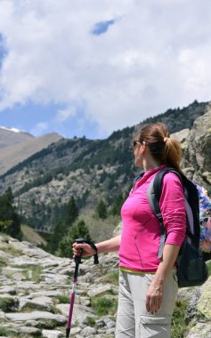 Ormanda yürüyüş yapan kadın. 