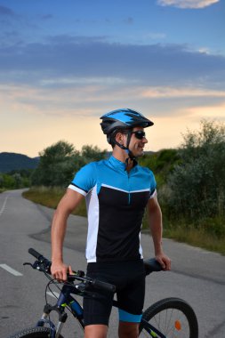bisikletçi gidiş dağ bisikleti yalnız bir yol boyunca 