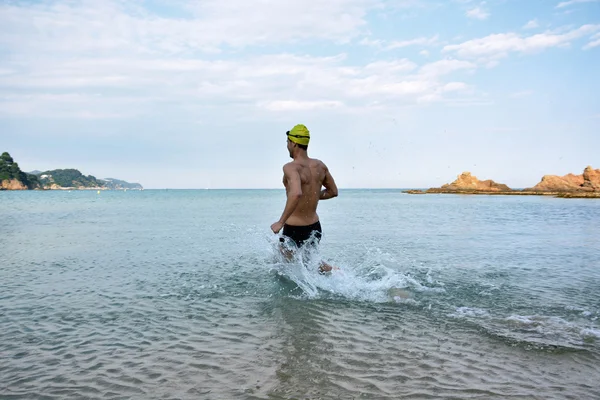 ビーチでの水泳トレーニング — ストック写真