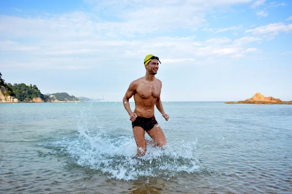 Swimmer training on the beach — Stock Photo, Image