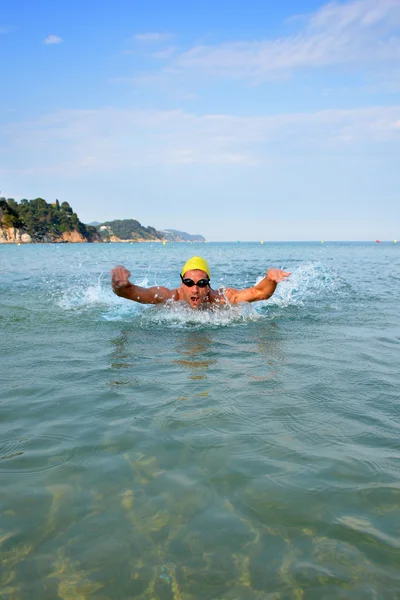 Swimmer training on the beach — Stock Photo, Image