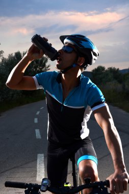 bisikletçi gidiş dağ bisikleti yalnız bir yol boyunca 