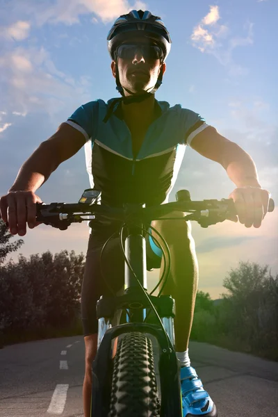 Ciclista que va en bicicleta de montaña a lo largo de un camino solitario — Foto de Stock