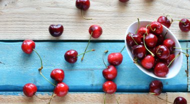 Tahta bir masada taze kirazlar
