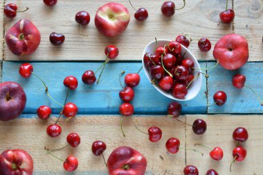 Tahta bir masada taze kirazlar