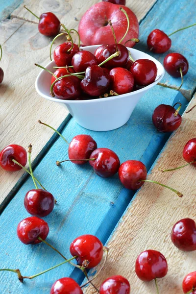 Świeże wiśnie na drewnianym stole — Zdjęcie stockowe