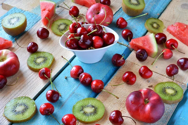 Mesa rústica llena de trozos de sandía, melón — Foto de Stock