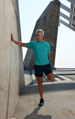 Yaşlı adamın uzanan pratik 