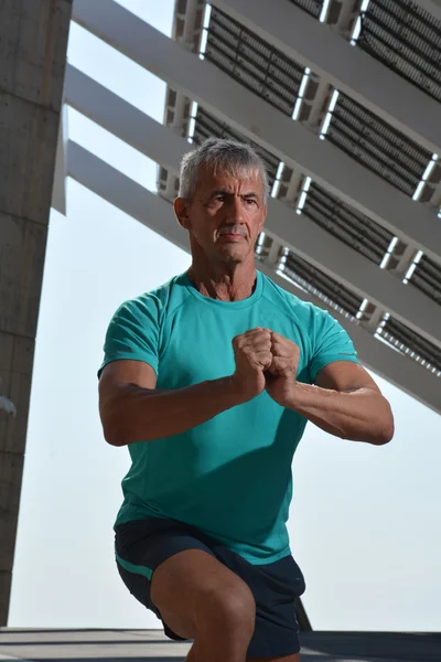 Yaşlı adam spor pratik 