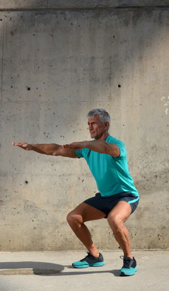 Äldre man öva stretching — Stockfoto