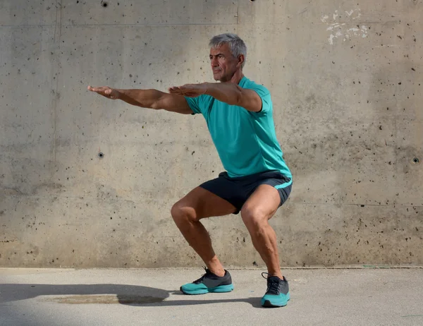 Yaşlı adam spor pratik