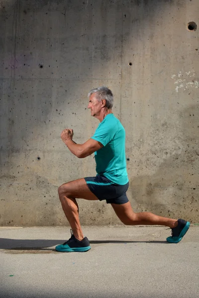 Oudere man het beoefenen van sport — Stockfoto