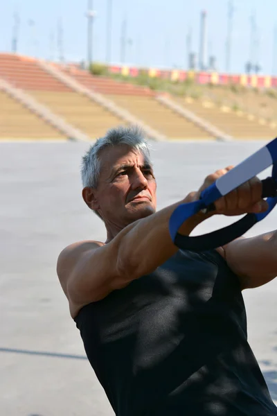 Formation des hommes âgés trx — Photo