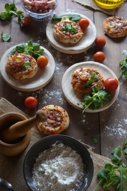 Mini pizza domuz pastırması ile rustik masa